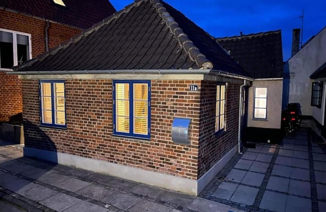 Hyggeligt lille byhus lige mellem havnen og bytorv