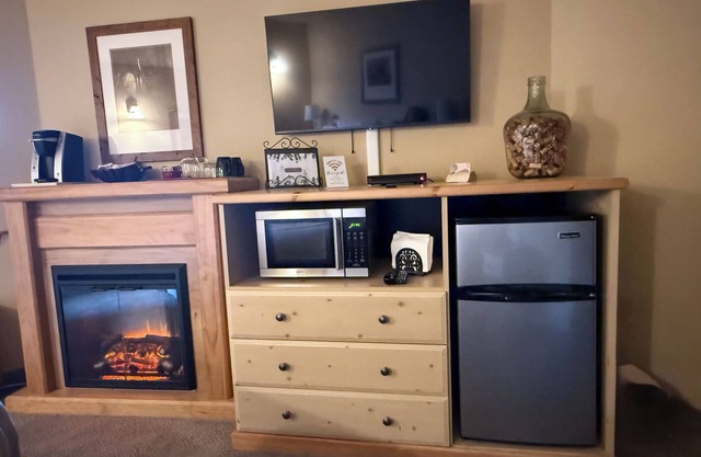 Icicle Village Resort Luxury Condo, Jacuzzi Bath. 1/2 mile from down town.