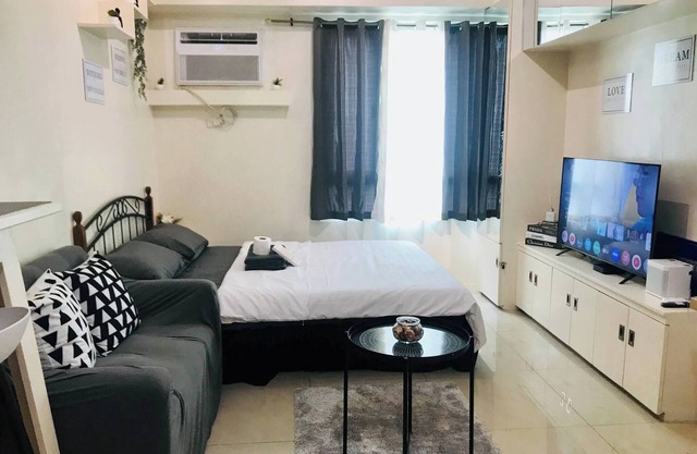 Icon's Pad in Makati - Cozy and Comfy Condo with City Views