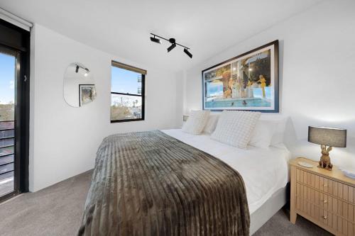 Iconic Corner Apartment with King & Queen Beds
