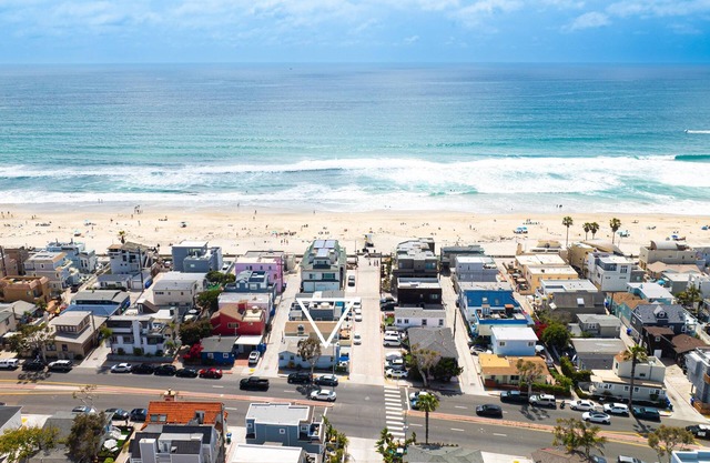 Iconic Cottage, Steps to Beach/Ocean, AC,Parking