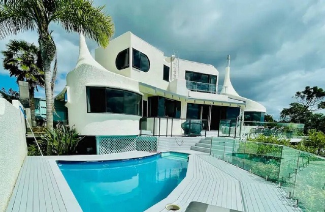 Iconic Estate -Unique Waterfront Experience
