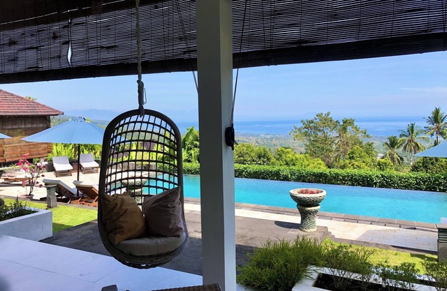 Villa Luna with a view of the sea and various terraces in a quiet area