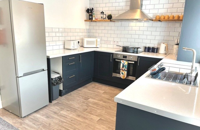 Ideal 4 Bed Home sleeps 7 Nr Middlebrook Stadium