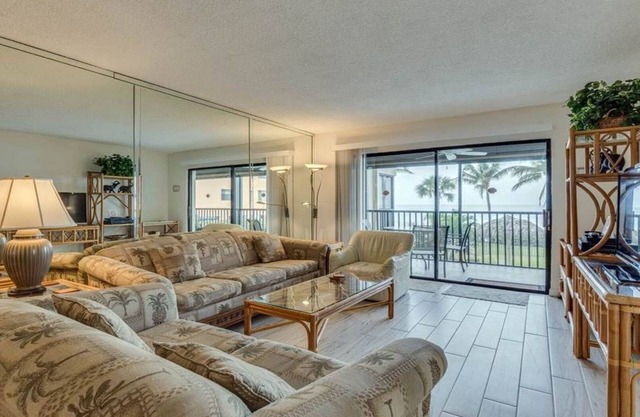 Ideal Beachfront location, Spectacular Sunsets, Bright Lovely Corner Condo
