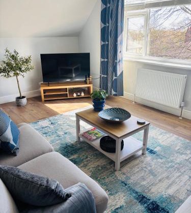 Ideal Contractor and Family Friendly 2-Bed Apartment Quiet and Spacious with fast WiFi and Large Screen Smart TVn