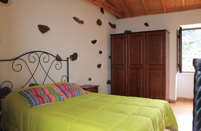 Ideal couples house with beautiful views of the town, excellent for walkers.