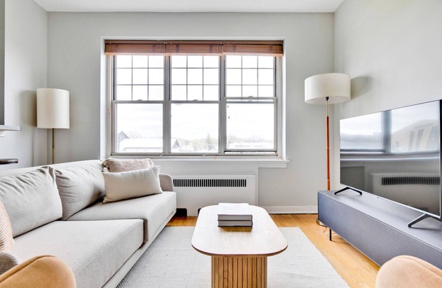 Ideal Evanston 1BR, 1 mile from Northwestern campus, by Blueground