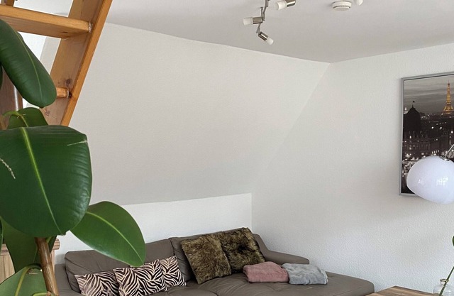 Ideal fair / guests / fitter 5 room apartment, 85 m², only about 13 km from Cologne / Messe. 3 separate bedrooms, up to 7 persons, living room, kitchen / dining room, 2 balconies. The apartment is centrally located, all shops are needed in the vicinity