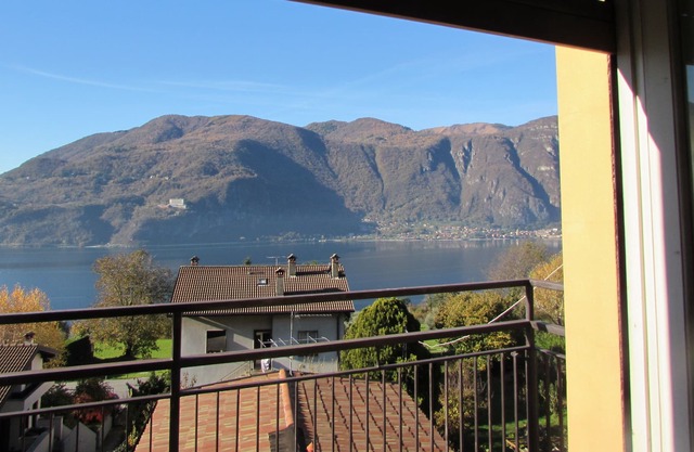 ideal for 2 people - very nice view of the lake - 2 km from Moto Guzzi