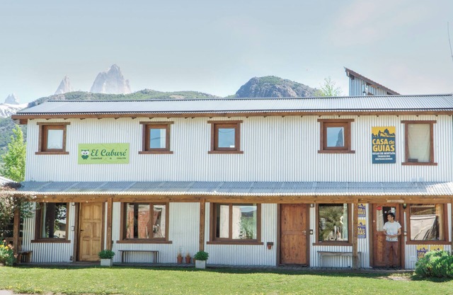 Ideal for families or groups. Walking distance to the main trails.