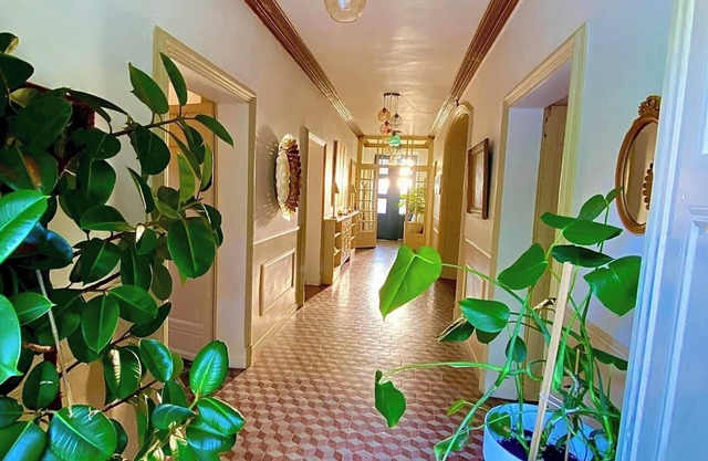 Ideal for friends: "La Belle Dame sans Regrets" with swimming pool, garden & workshop