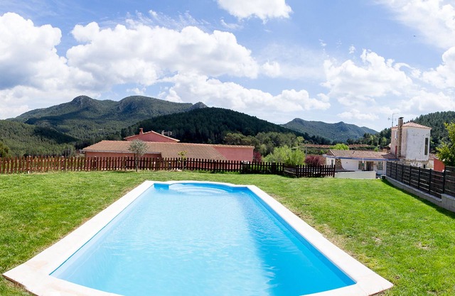 Ideal for groups. Barbecue, jacuzzi, pool, beach, mountain. Relax and enjoy it