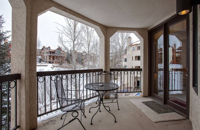 Ideal home for family or couples w/large pool & hot tub - slopes nearby