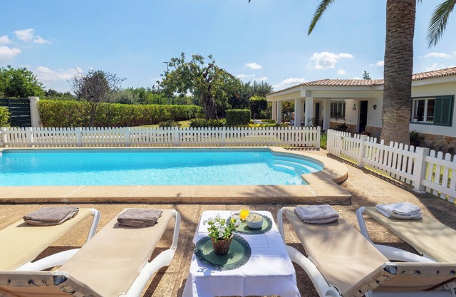 Ideal house for two families with pool and barbecue