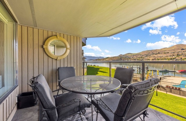Ideal lakefront condo w/shared pool/hot tub, shared dock, & high-speed WiFi