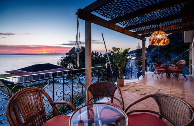 Ideal located , walking distance to the beach 50 metres.