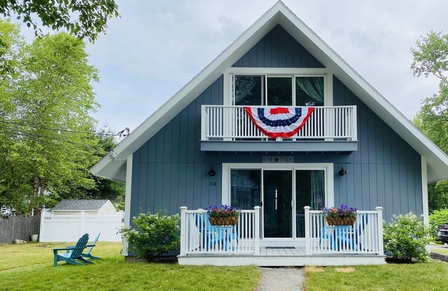 IDEAL LOCATION! 1 BLOCK TO JENNESS BEACH!