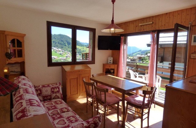 Ideal Location: 2-Room Apartment for 6 with Panoramic Piste Views