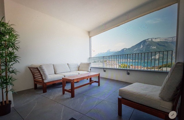 Ideal location, luxurious 4-star air-conditioned apartment with beautiful lake view.