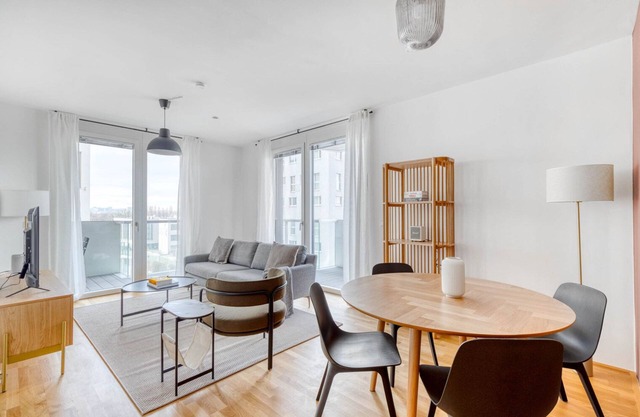 Ideal Marinatower 2BR w/Gym & Elevator, nr metro U2, by Blueground