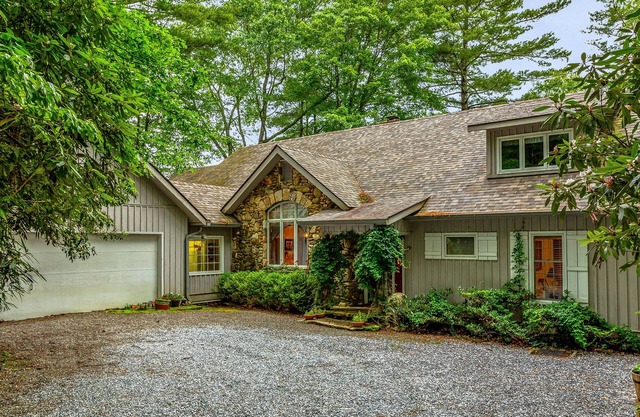 Ideal Mountain Lodge Living on Lake Toxaway