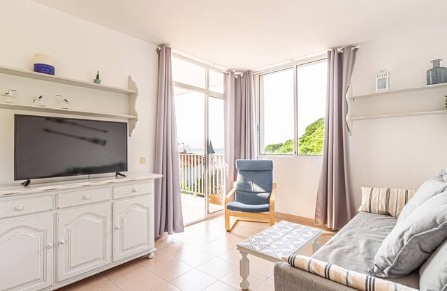 Ideal space for couples with sea views and parking