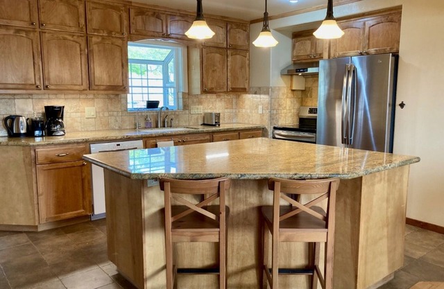 Ideal Yosemite Location: Walk Downtown & 45 min Scenic Drive to Park. EV Charger