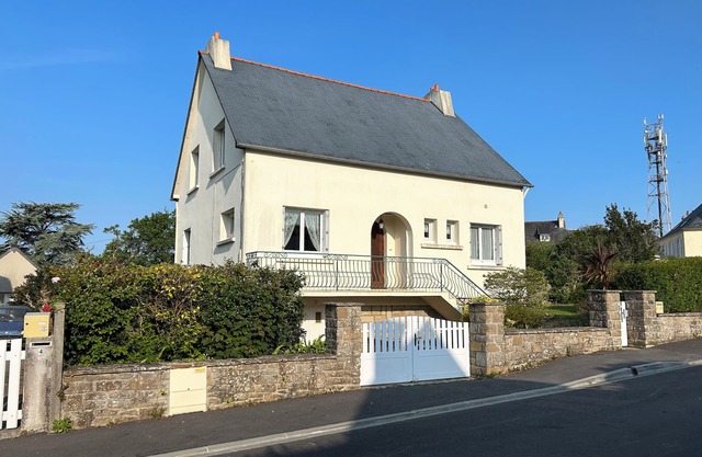 Ideally located in the heart of Crozon in a quiet area