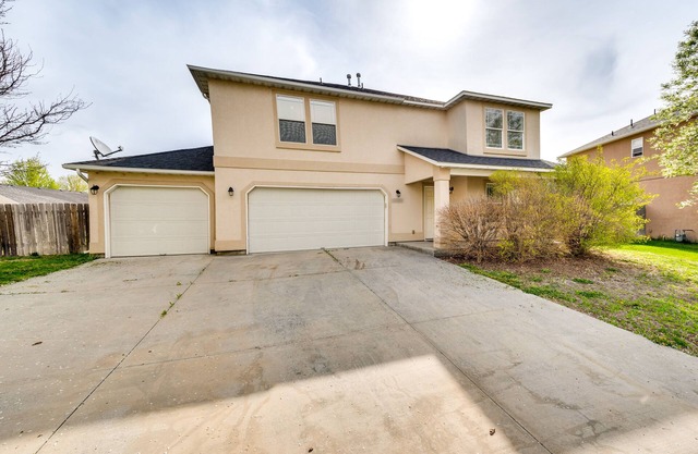 Ideally Located Nampa Home w/Office Area & Patio!