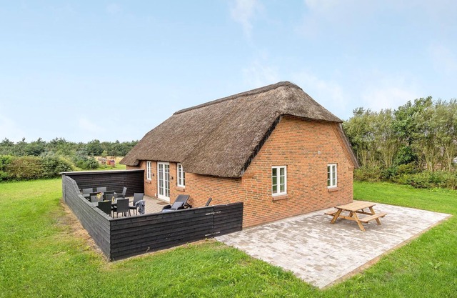 Idyll with thatched roof in Vedersø Klit offer its vacation guests everything they want for a nice s