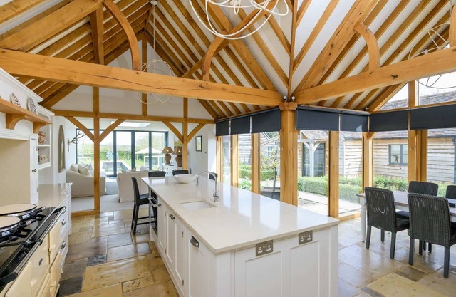Idyllic 17th Century Thatched Cottage & Garden