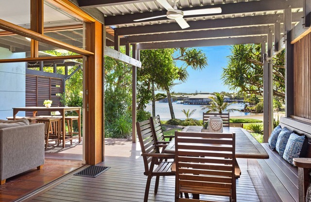 Idyllic 4-Bed Beachfront Lagoon House with Pool