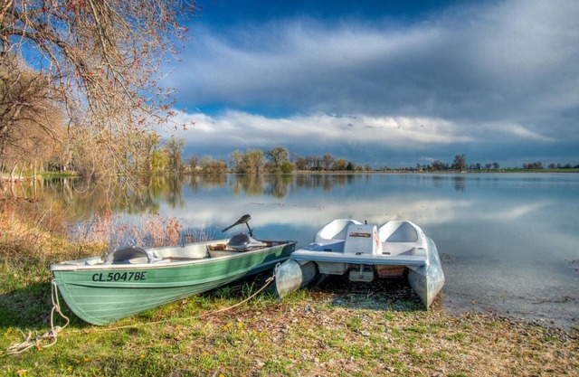 Idyllic Country Lake house~Large Deck~Lakefront~Mountain Views~Tranquil Setting