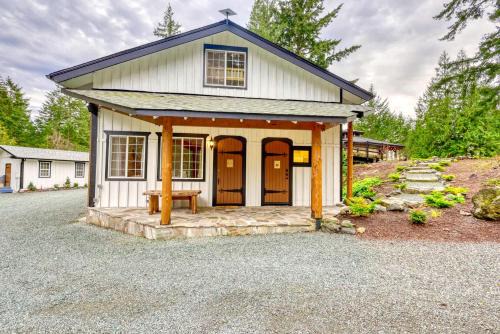 Idyllic Cozy Cabin Haven near Whistle Lake in Washington