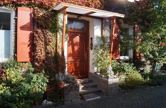* Idyllic farmhouse in Cologne Porz with Rhine view *