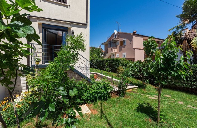 Idyllic flat just a few minutes' walk from the beach with private balcony, air conditioning, barbecue, WiFi