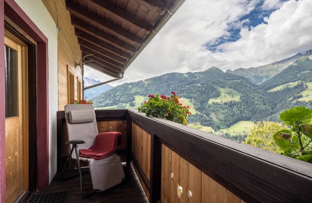 Idyllic holiday apartment Hochwilde Jogglanderhof with balcony