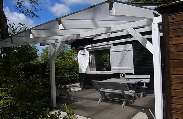 Idyllic holiday home on the forest and lake in Klingberg