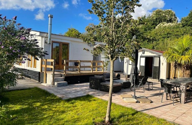 Idyllic holiday home in Ooltgensplaat on the water