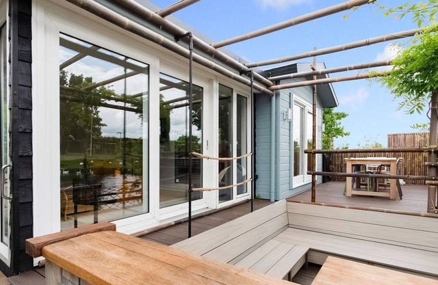 Idyllic Holiday Home in Ooltgensplaat with Private Terrace