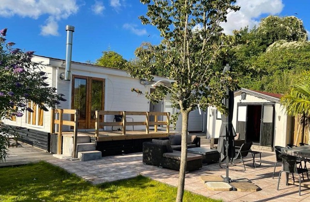 Idyllic holiday home in Ooltgensplaat on the water