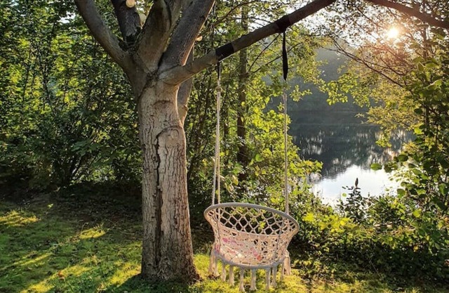 Idyllic house with 85 sqm of living space right on the lake with optional hot tub