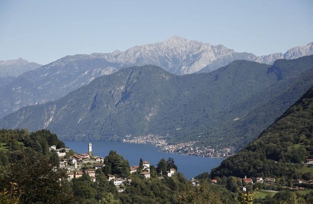IDYLLIC RENTAL, LARGE PRIVATE GARDEN, MAGNIFICENT VIEW OF LAKE AND MOUNTAINS