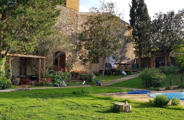 Idyllic rustic country house with pool, garden and free WiFi