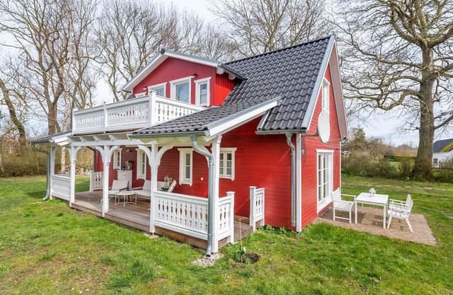Idyllic semi-detached house with terrace and huge garden, close to the beach