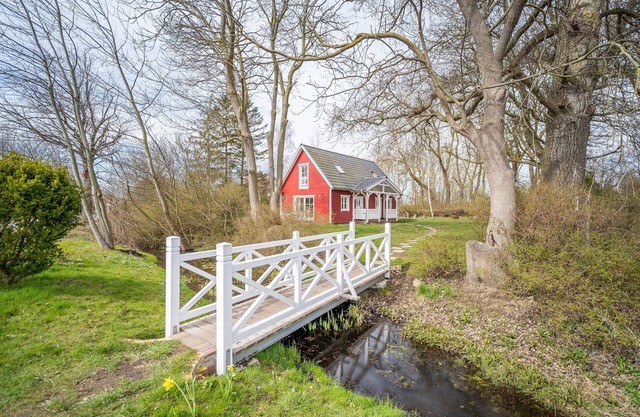Idyllic semi-detached house with terrace and huge garden, close to the beach
