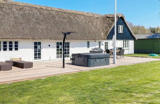 Idyllic Thatched Cottage Retreat-By Traum