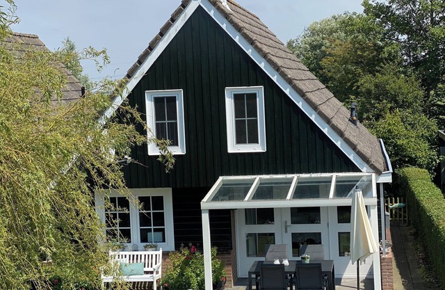 Idyllic vacation home in Park 't Zijper Eilant on the canal