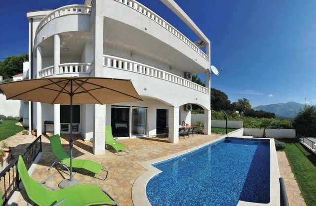 Idyllic Villa near Split, pool, garden, free parking and stunning view, (OWNER)